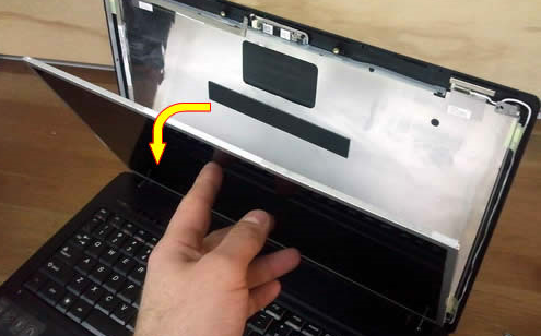 Дисплей аккуратно отделяется от задней панели